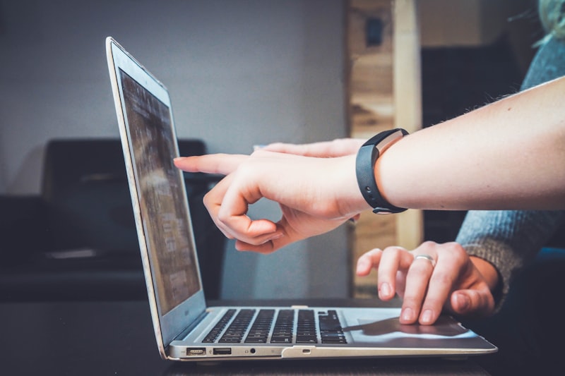 Un écran d'ordinateur affichant des structures de cours de formation en ligne